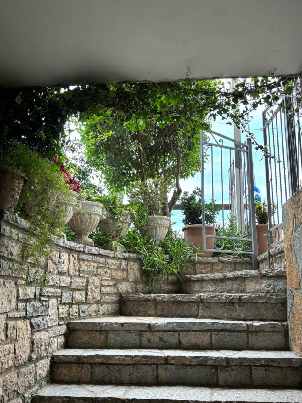 Guest House Adi Hoxha Berati Exterior foto